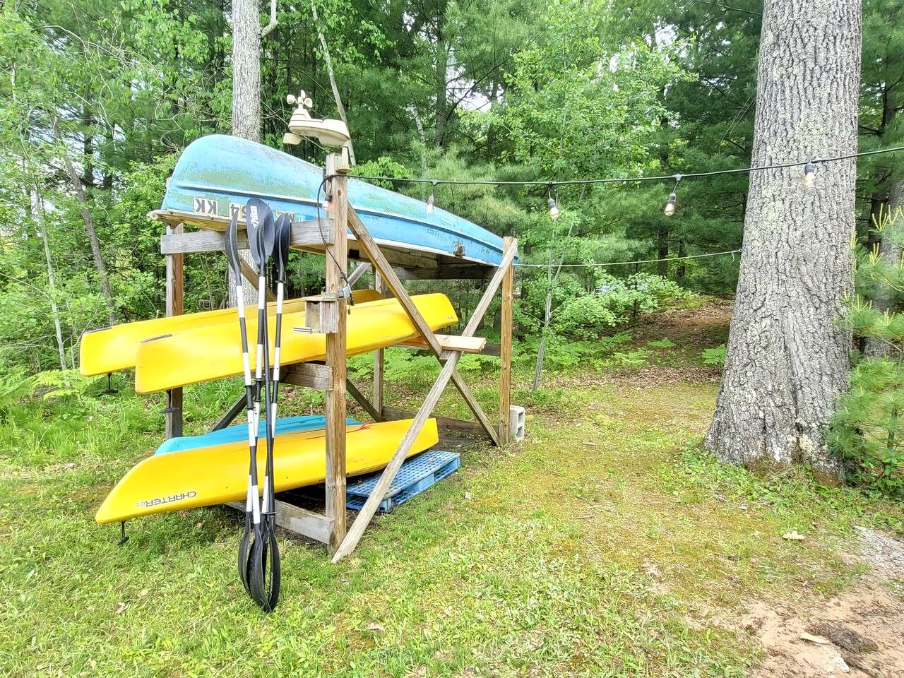 Cozy Lakeside Log Cabin with Kayaks & Arcade Access near Trails in Bitely, Michigan