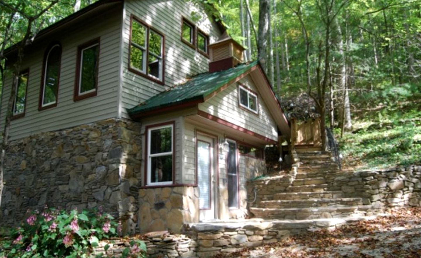 Eco-Friendly Cabin Rental in the Heart of the Smoky Mountains, North Carolina