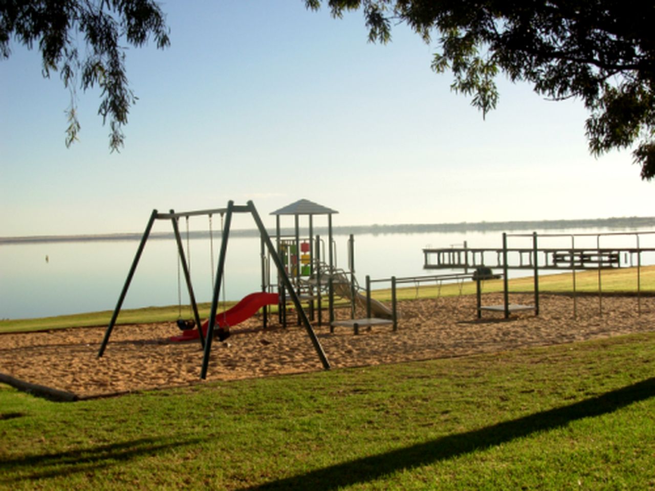 Cozy Lakeside Cottage to Rent near Cragg Island, Australia