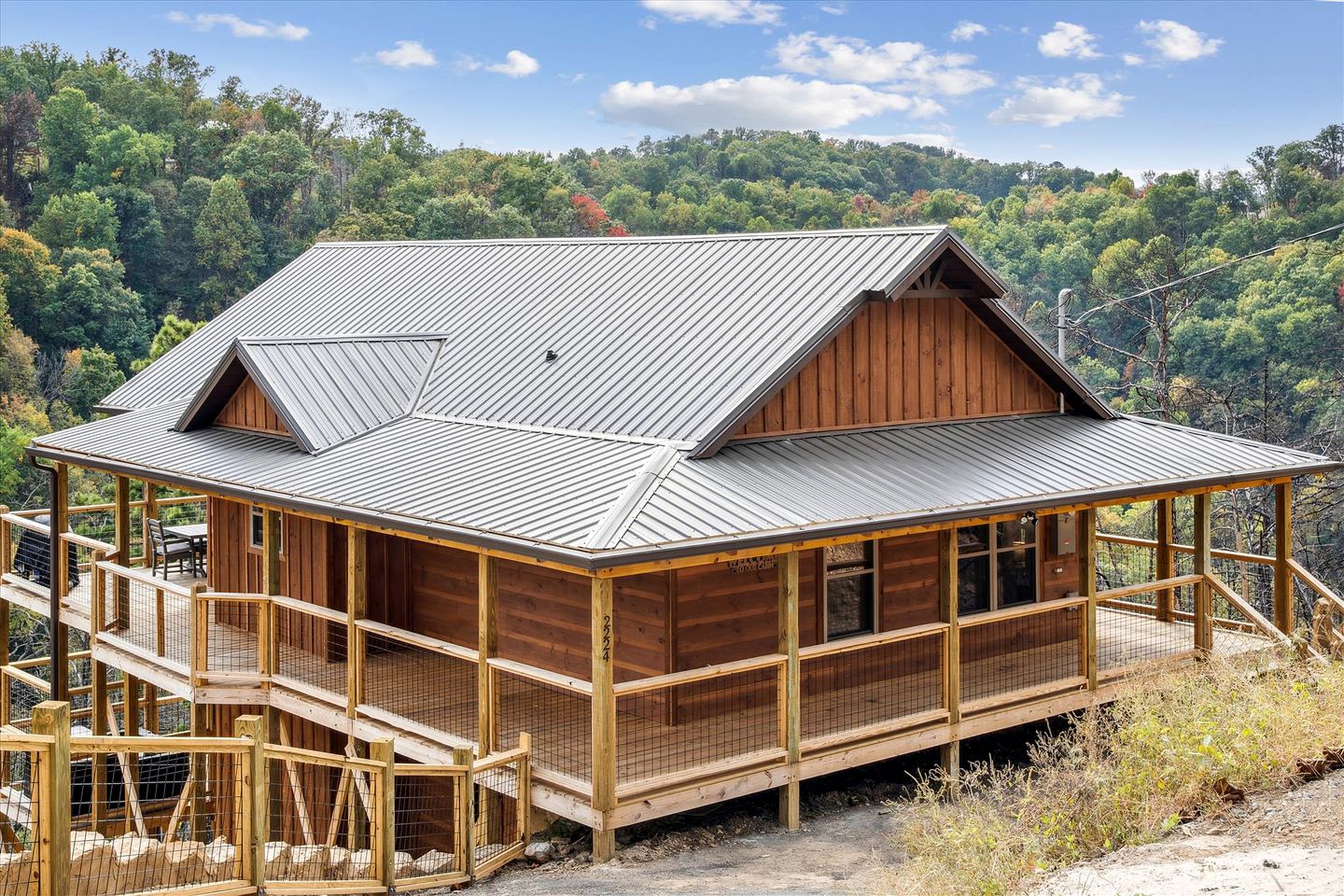 Fully-Equipped Cabin in Sevierville, Perfect for Glamping Getaways in the Smokies