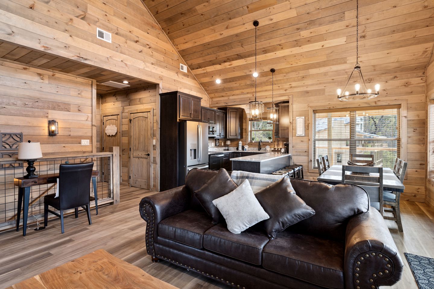 Fully-Equipped Cabin in Sevierville, Perfect for Glamping Getaways in the Smokies