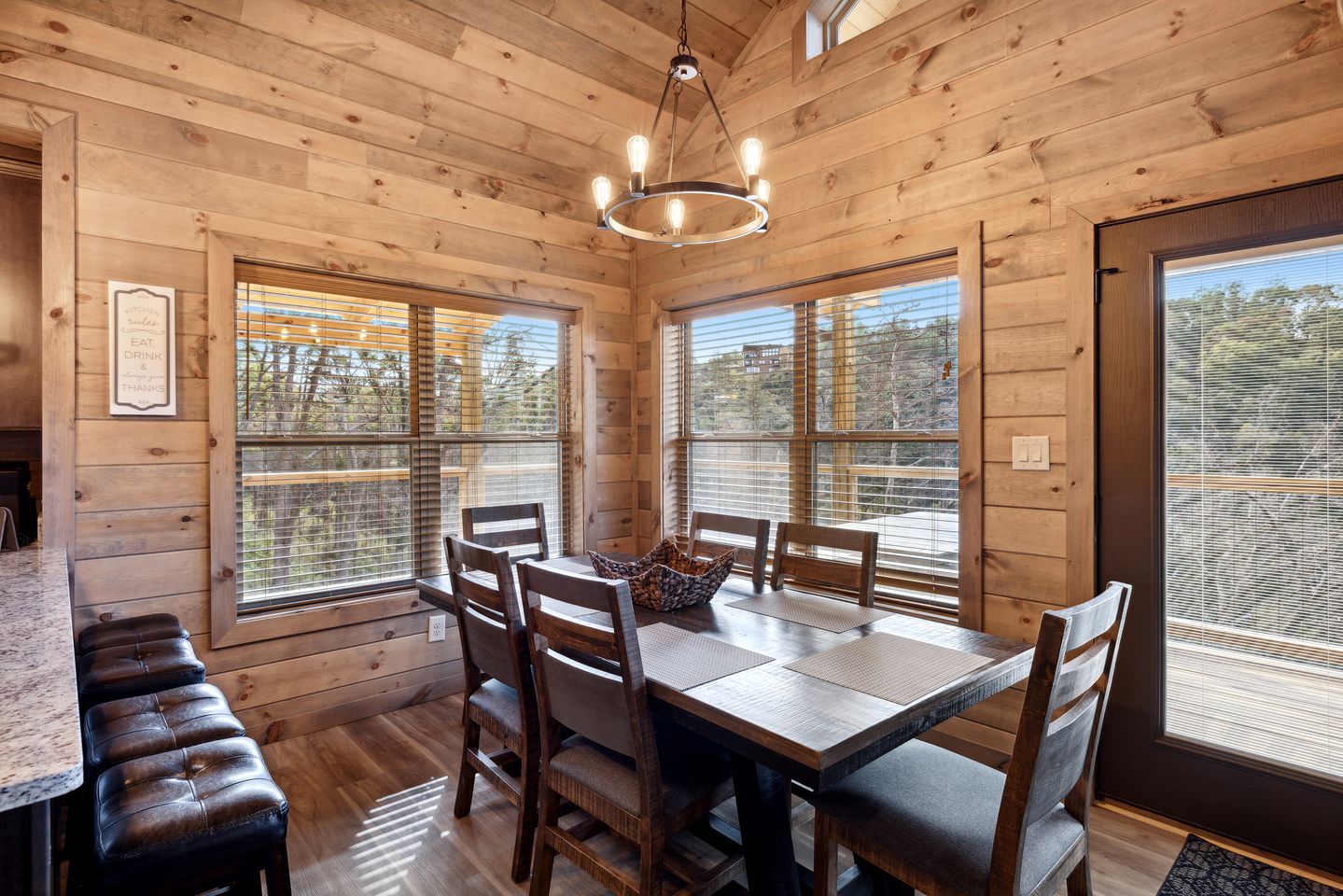 Fully-Equipped Cabin in Sevierville, Perfect for Glamping Getaways in the Smokies