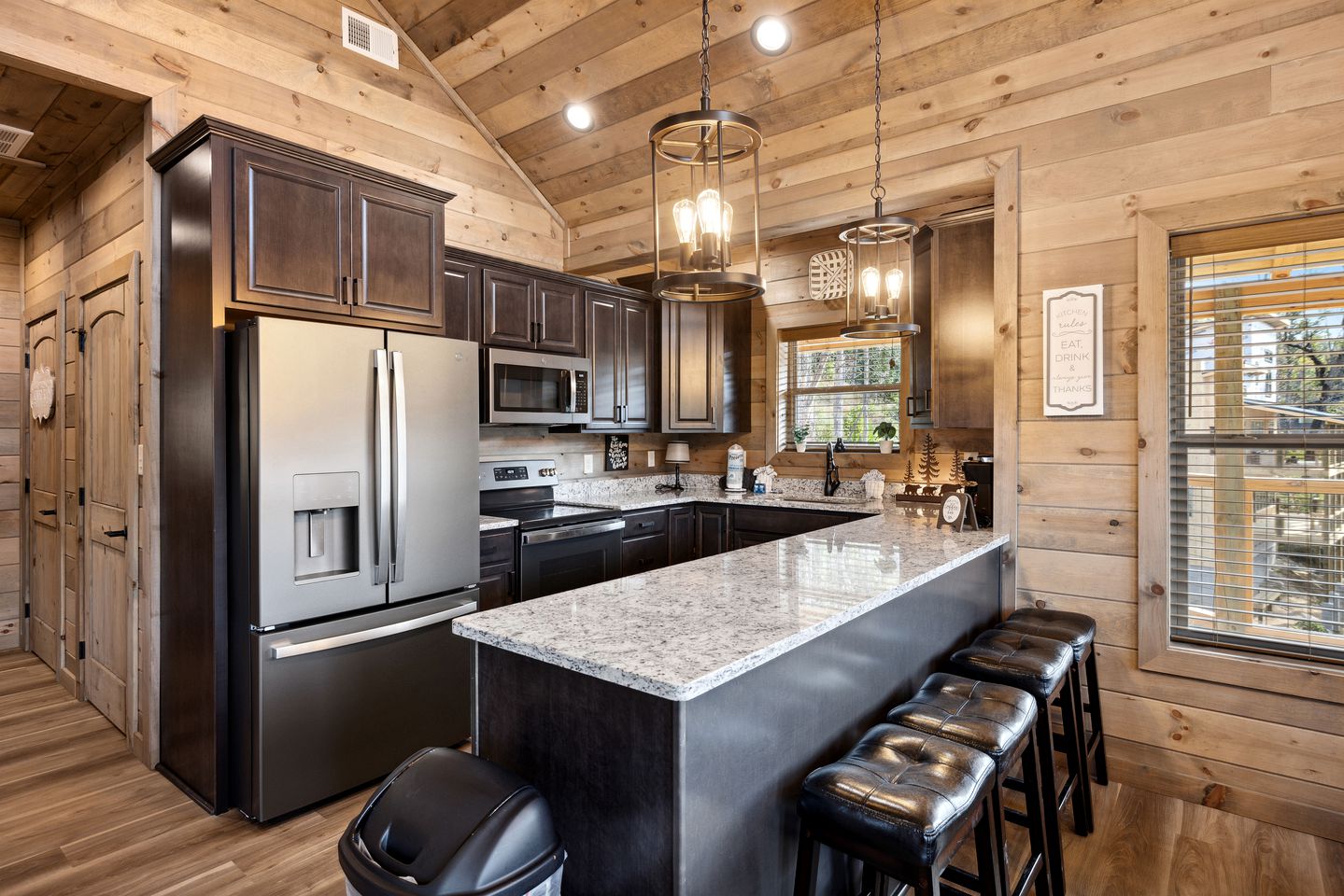 Fully-Equipped Cabin in Sevierville, Perfect for Glamping Getaways in the Smokies