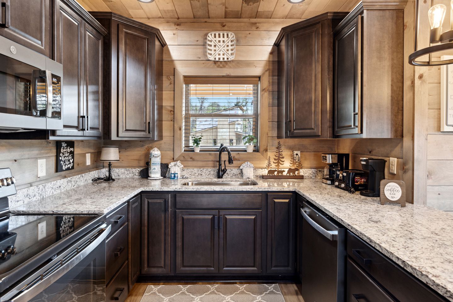Fully-Equipped Cabin in Sevierville, Perfect for Glamping Getaways in the Smokies