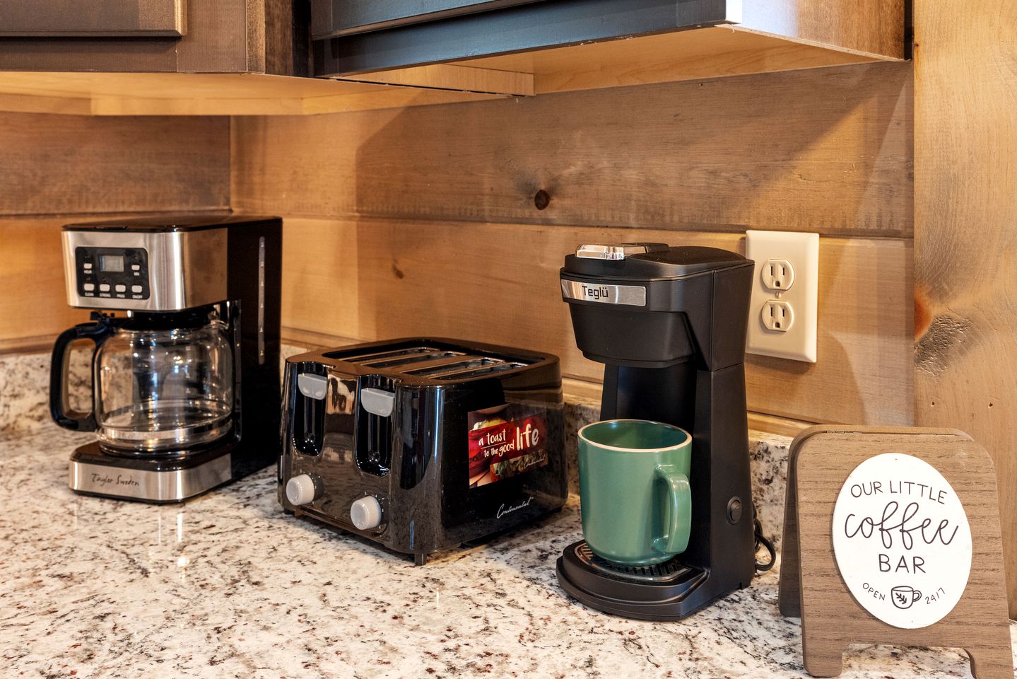 Fully-Equipped Cabin in Sevierville, Perfect for Glamping Getaways in the Smokies