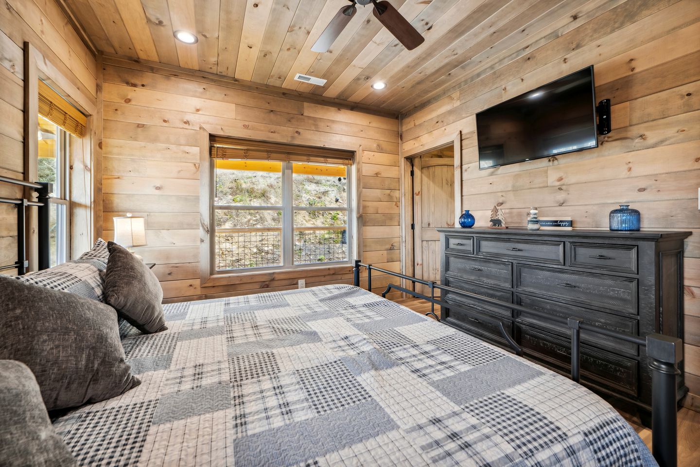 Fully-Equipped Cabin in Sevierville, Perfect for Glamping Getaways in the Smokies