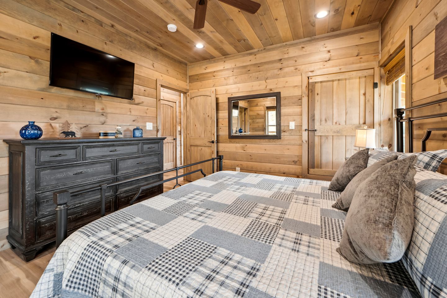 Fully-Equipped Cabin in Sevierville, Perfect for Glamping Getaways in the Smokies