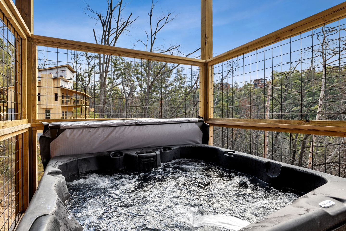 Fully-Equipped Cabin in Sevierville, Perfect for Glamping Getaways in the Smokies