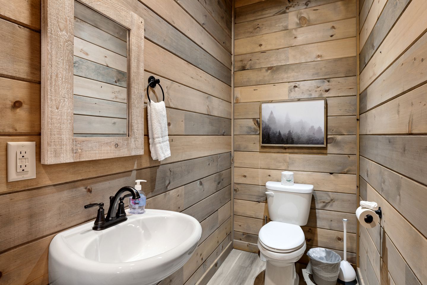 Fully-Equipped Cabin in Sevierville, Perfect for Glamping Getaways in the Smokies