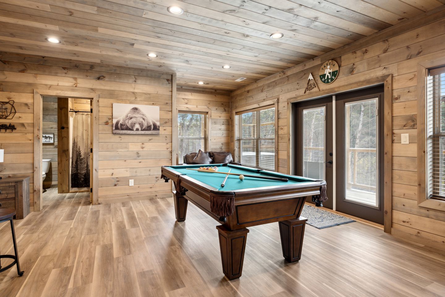 Fully-Equipped Cabin in Sevierville, Perfect for Glamping Getaways in the Smokies