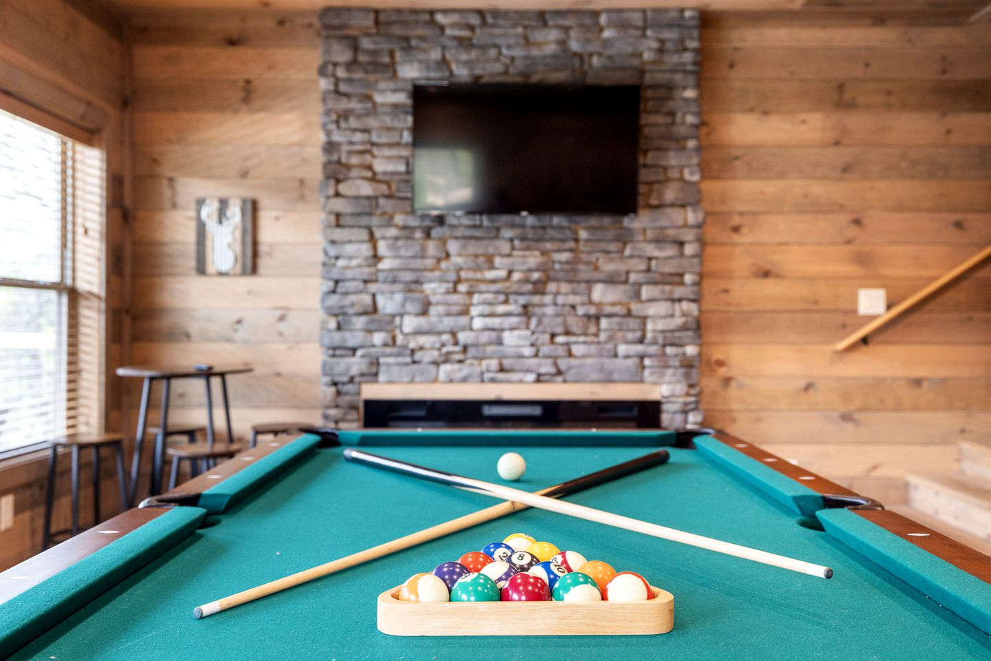 Fully-Equipped Cabin in Sevierville, Perfect for Glamping Getaways in the Smokies
