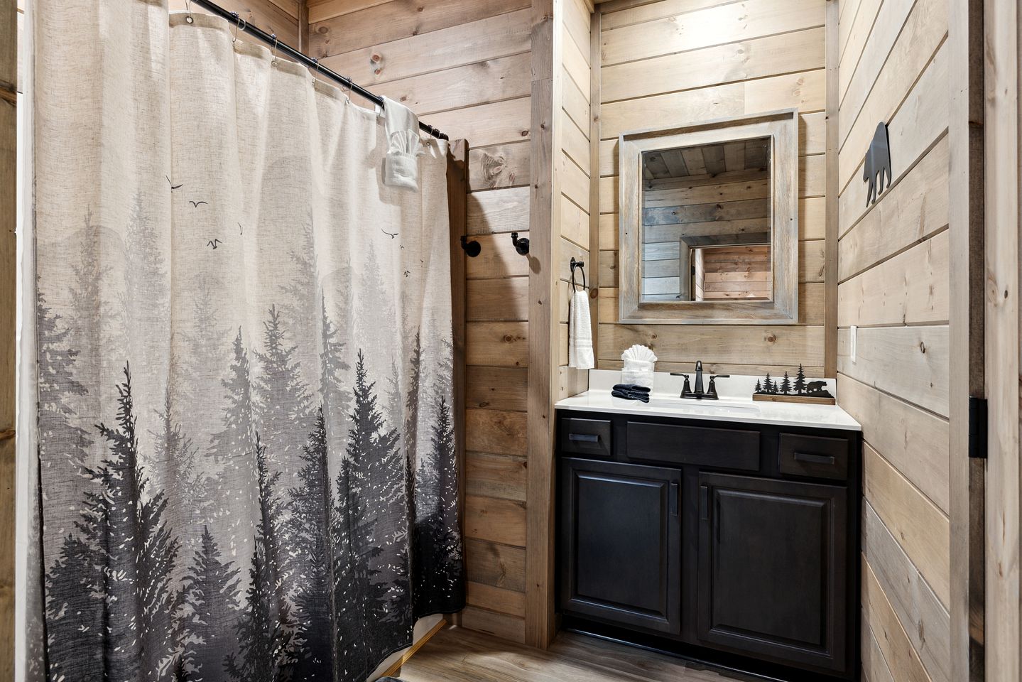 Fully-Equipped Cabin in Sevierville, Perfect for Glamping Getaways in the Smokies