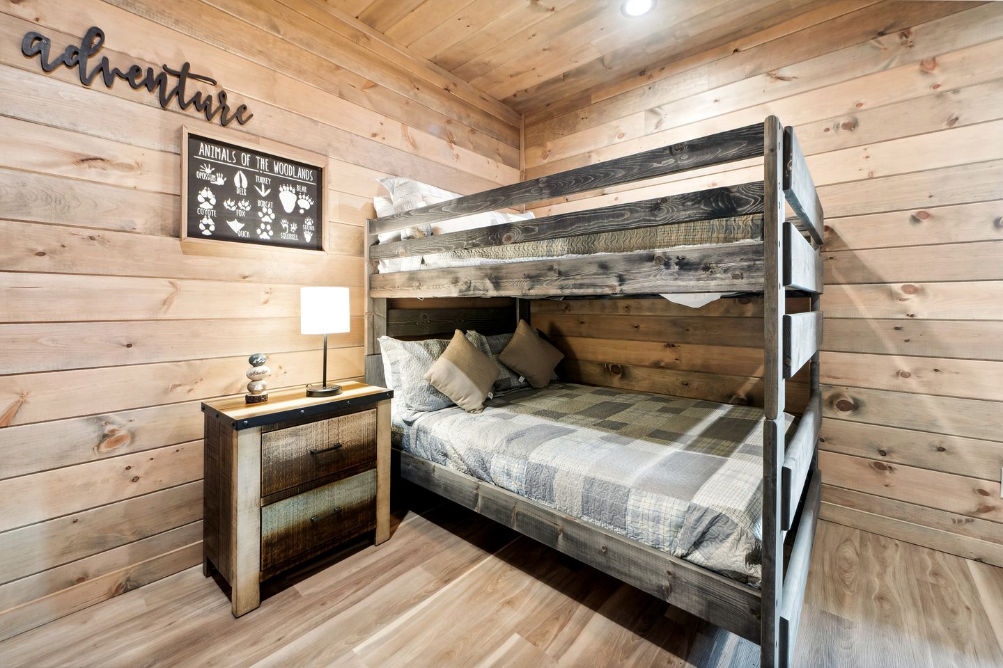 Fully-Equipped Cabin in Sevierville, Perfect for Glamping Getaways in the Smokies