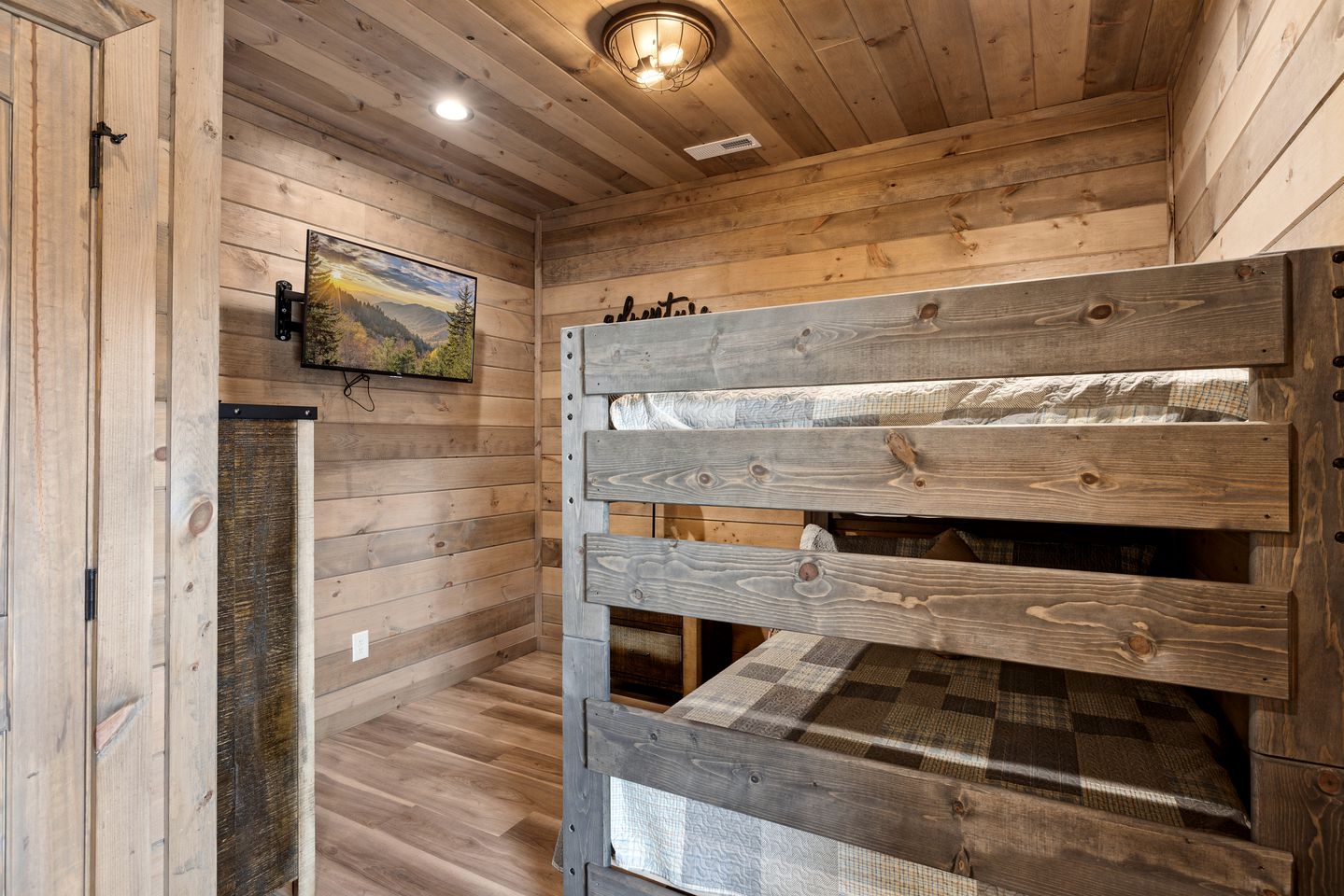 Fully-Equipped Cabin in Sevierville, Perfect for Glamping Getaways in the Smokies