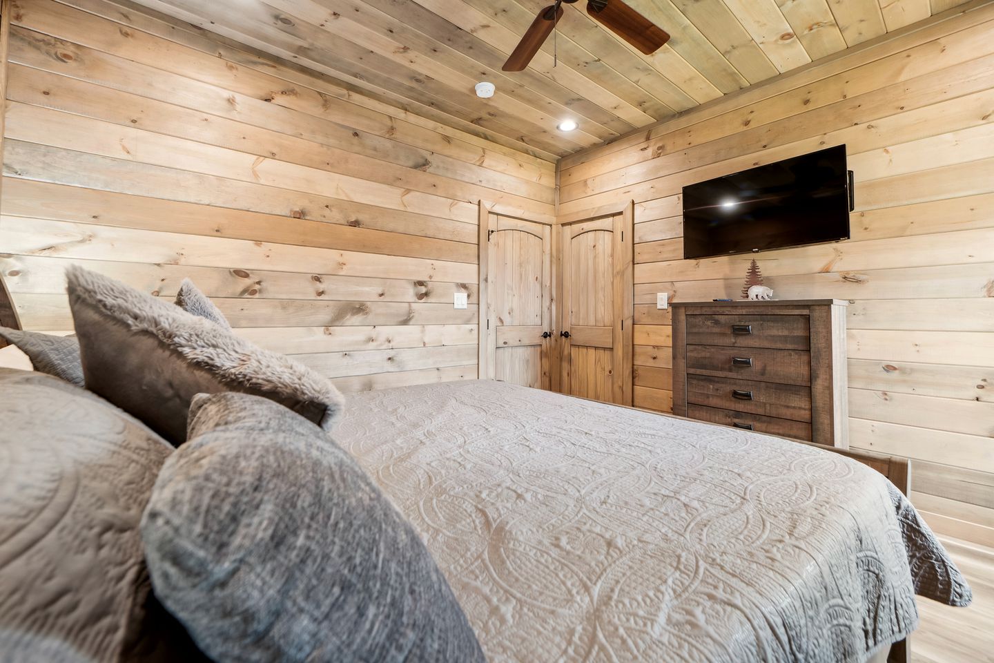 Fully-Equipped Cabin in Sevierville, Perfect for Glamping Getaways in the Smokies