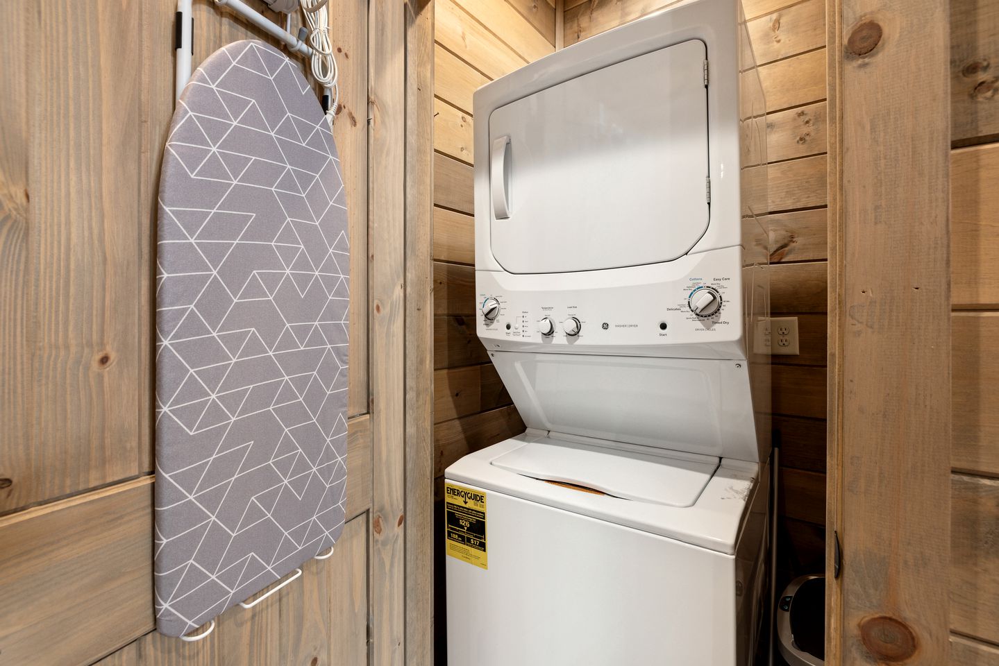 Fully-Equipped Cabin in Sevierville, Perfect for Glamping Getaways in the Smokies