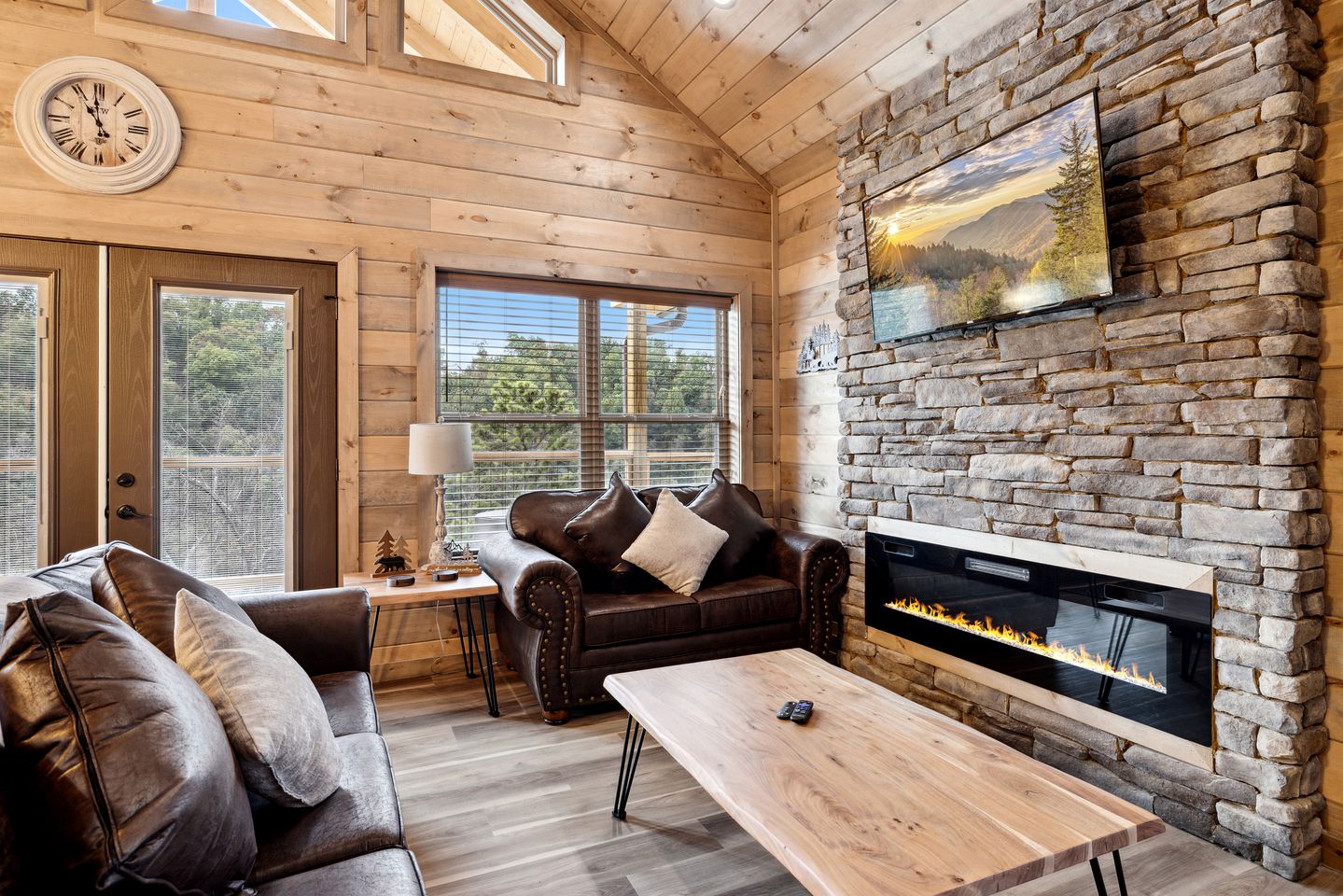 Fully-Equipped Cabin in Sevierville, Perfect for Glamping Getaways in the Smokies