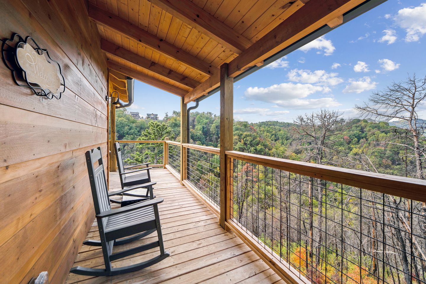 Fully-Equipped Cabin in Sevierville, Perfect for Glamping Getaways in the Smokies