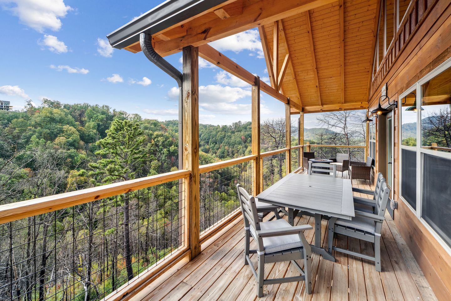 Fully-Equipped Cabin in Sevierville, Perfect for Glamping Getaways in the Smokies