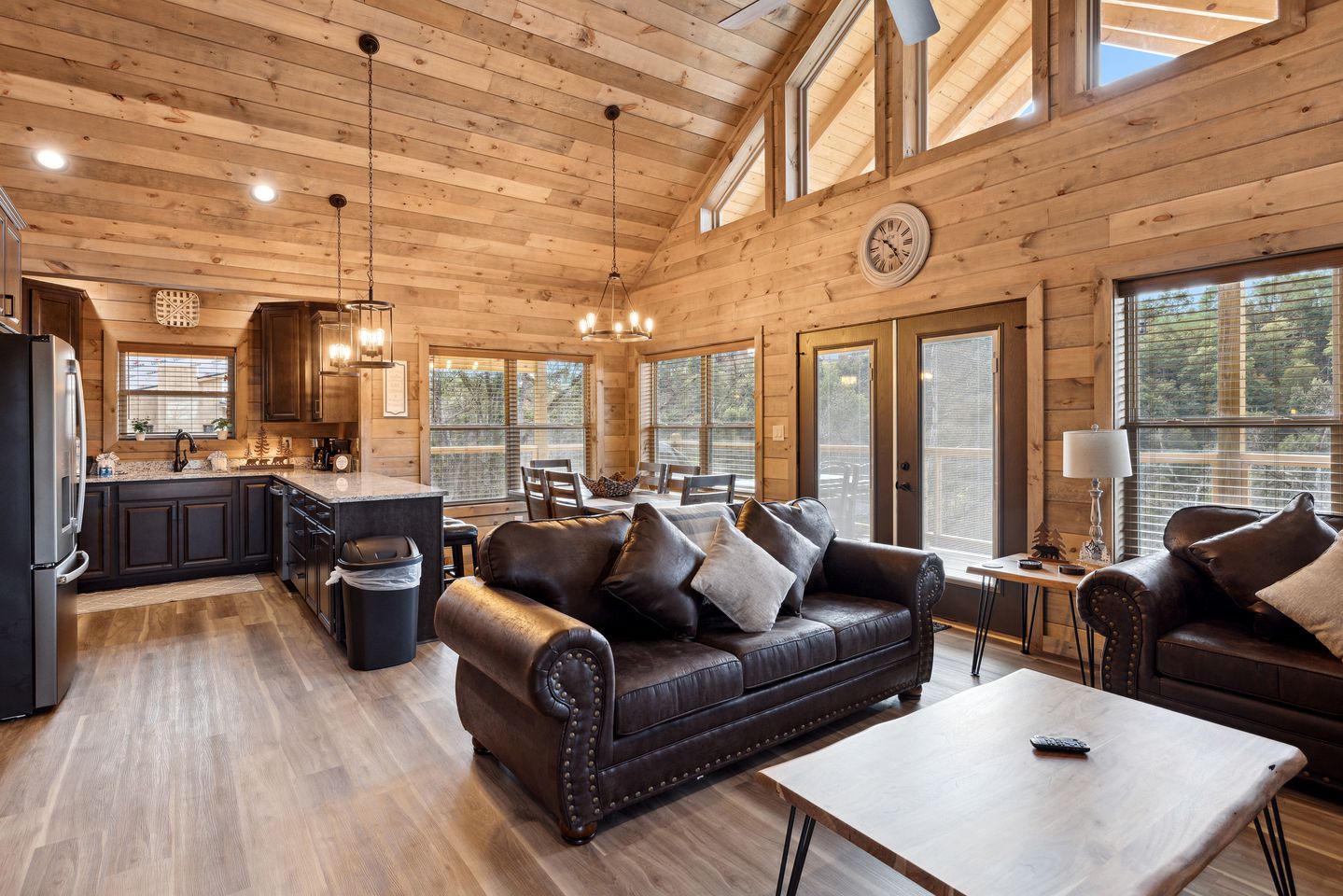 Fully-Equipped Cabin in Sevierville, Perfect for Glamping Getaways in the Smokies