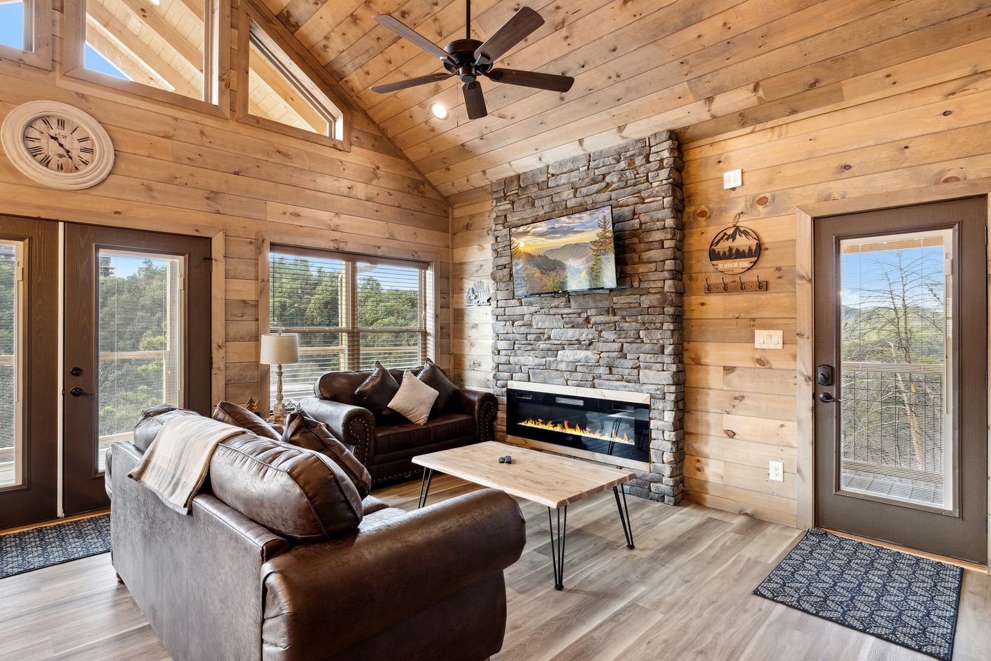 Fully-Equipped Cabin in Sevierville, Perfect for Glamping Getaways in the Smokies