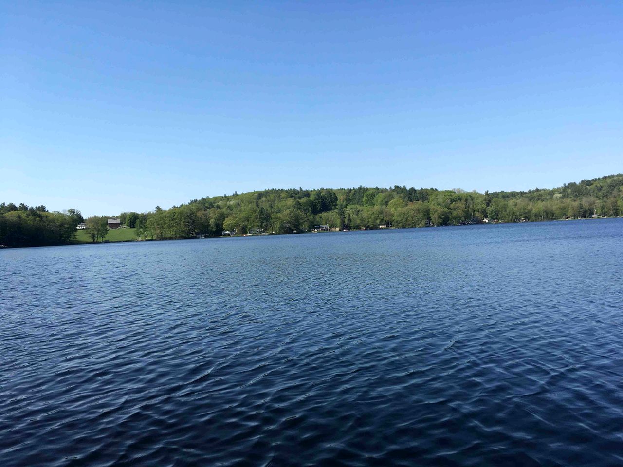 Cozy Pet-Friendly Cabin by the Water at Rockybound Pond for a Memorable Family Adventure in Croydon, New Hampshire