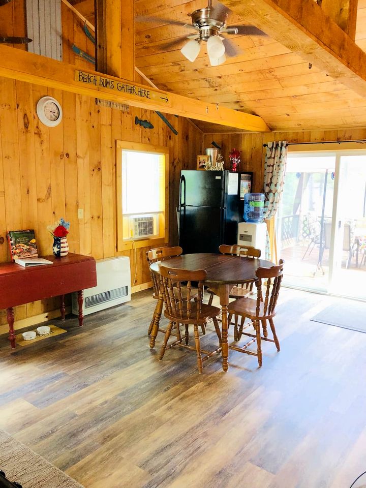 Cozy Pet-Friendly Cabin by the Water at Rockybound Pond for a Memorable Family Adventure in Croydon, New Hampshire