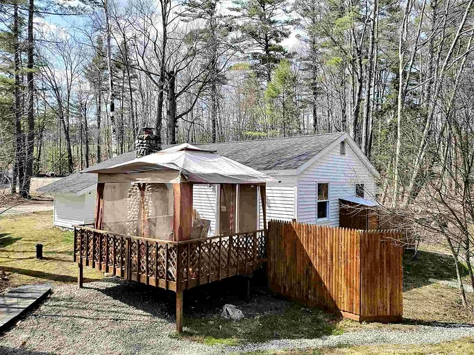 Cozy Pet-Friendly Cabin by the Water at Rockybound Pond for a Memorable Family Adventure in Croydon, New Hampshire