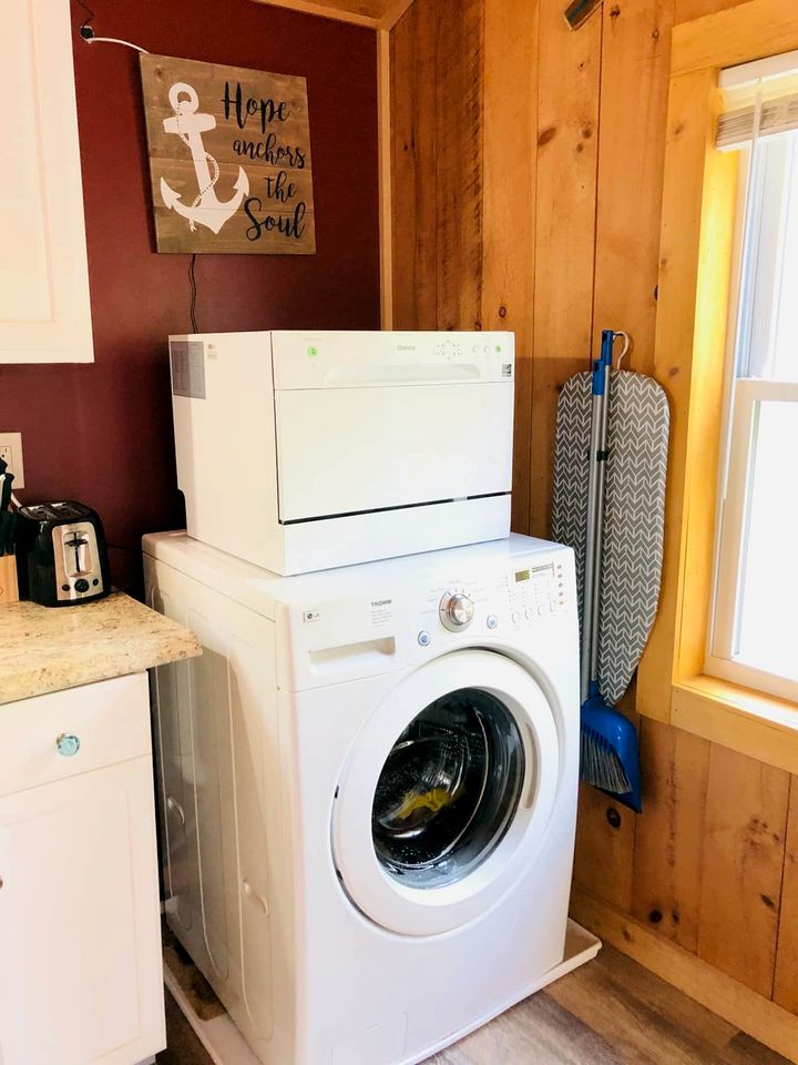 Cozy Pet-Friendly Cabin by the Water at Rockybound Pond for a Memorable Family Adventure in Croydon, New Hampshire