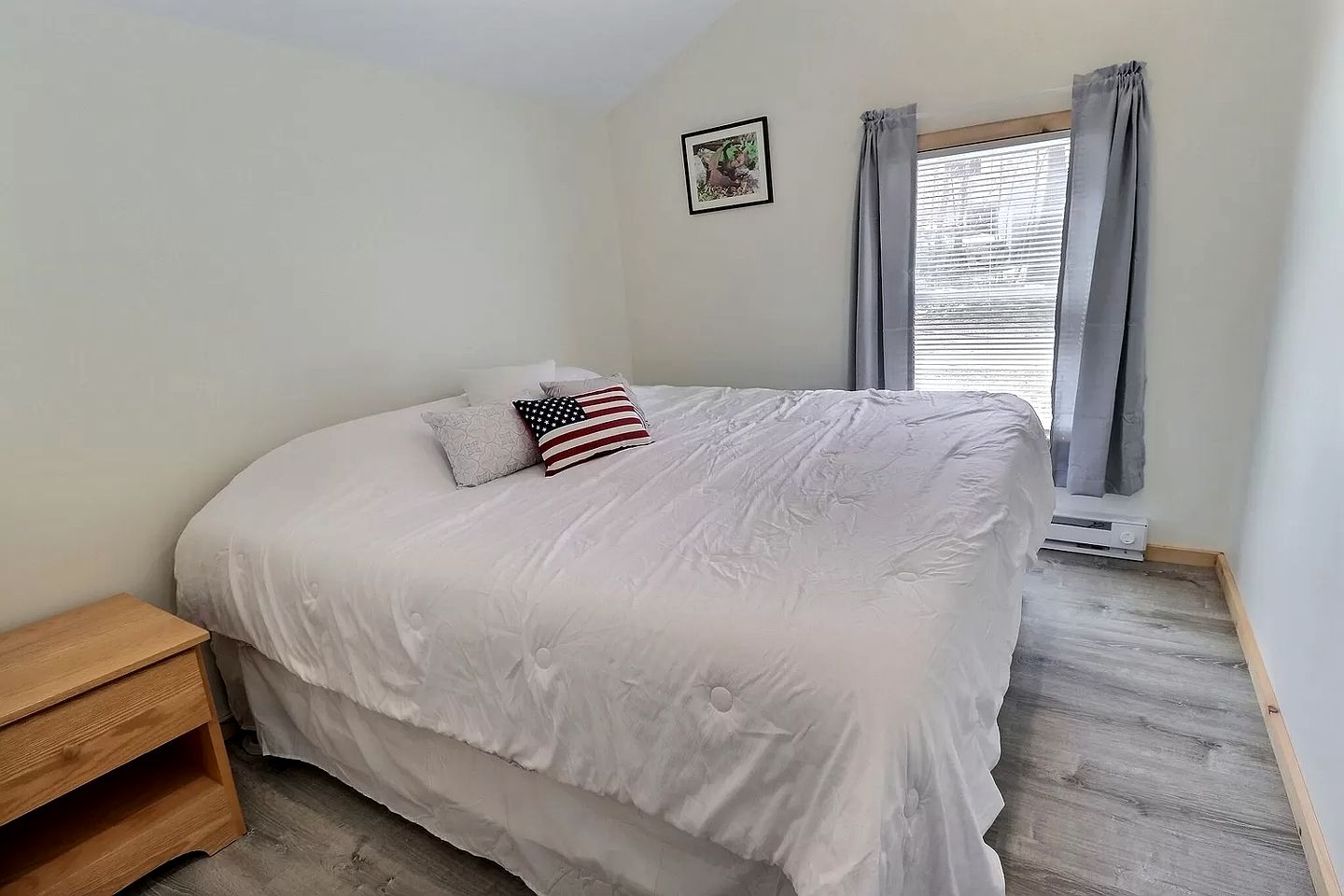 Cozy Pet-Friendly Cabin by the Water at Rockybound Pond for a Memorable Family Adventure in Croydon, New Hampshire