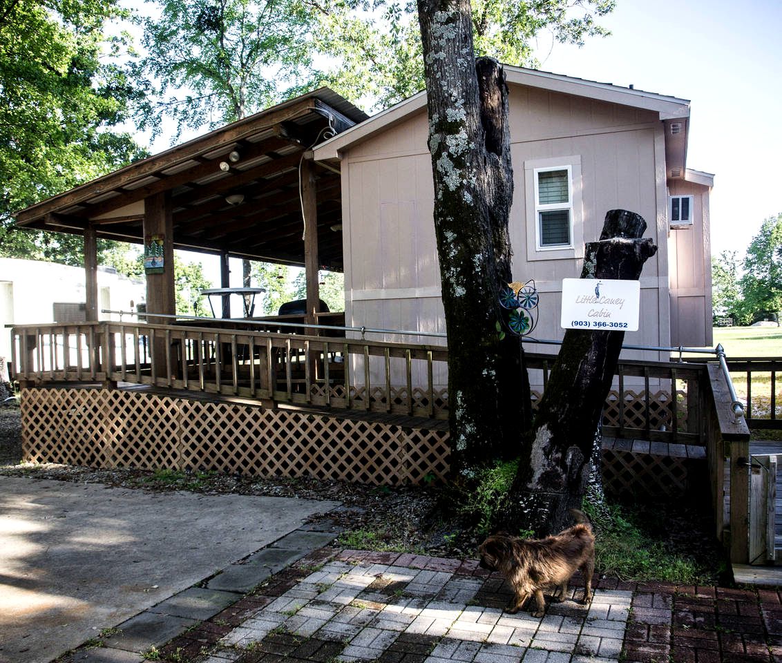 Pet-Friendly Lakeside Cabin Rental in Hideaway Harbor near Yantis, Texas