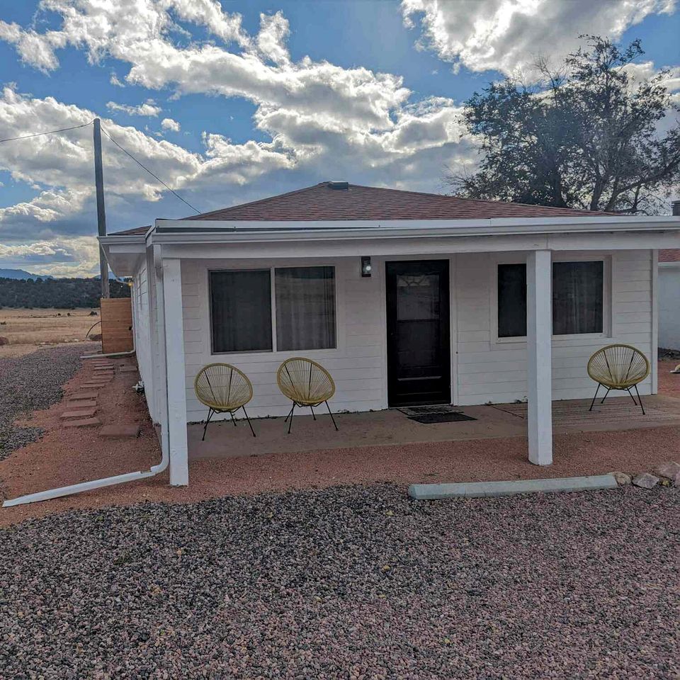 Peaceful Cozy Cottage with Large Patio and Grill for an Unforgettable Family Escape in Canon City, Colorado