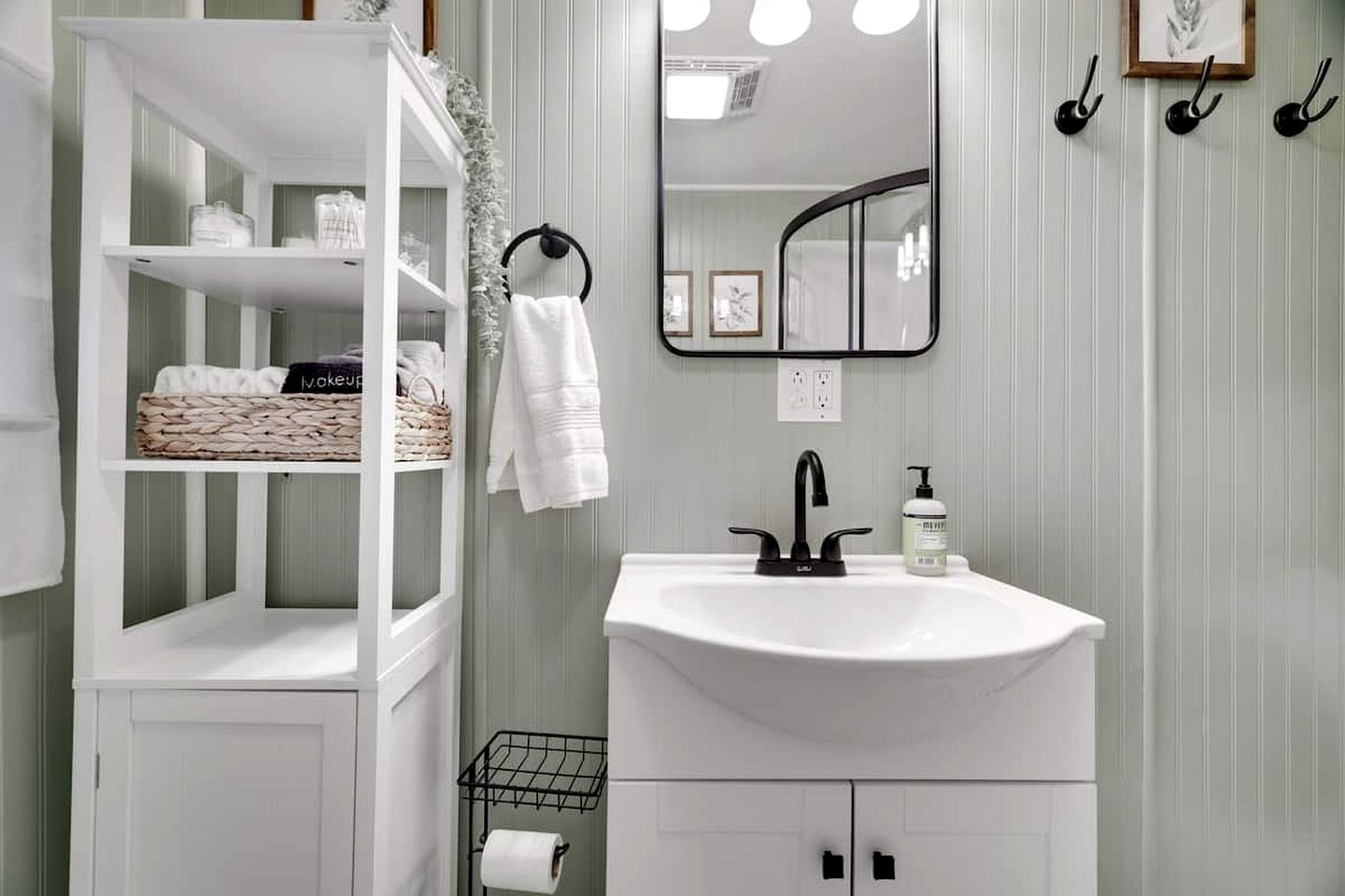 Pet Friendly Cabin with Fire Pit and Barbecue in Susquehanna, Pennsylvania