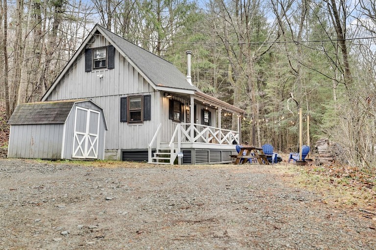 Pet Friendly Cabin with Fire Pit and Barbecue in Susquehanna, Pennsylvania