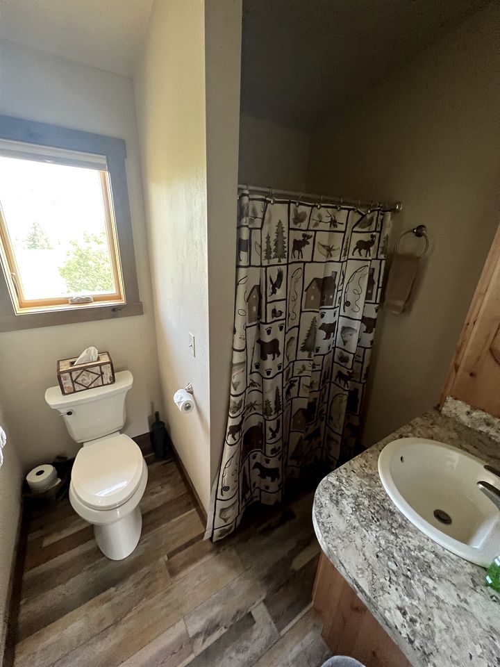 Charming Cabin with Mountain Views Near Madison River in Ennis, Montana