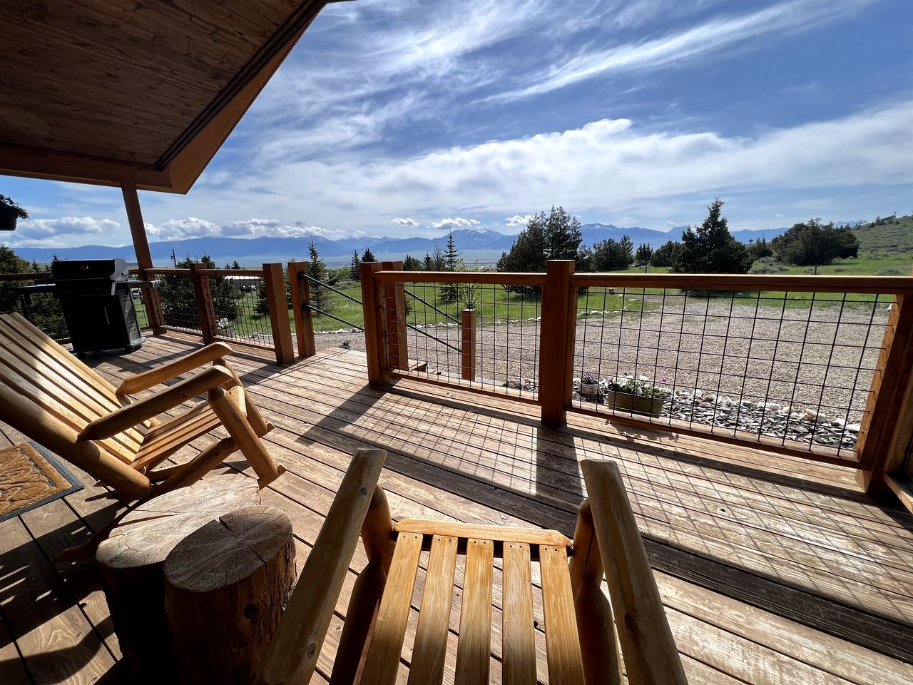 Charming Cabin with Mountain Views Near Madison River in Ennis, Montana