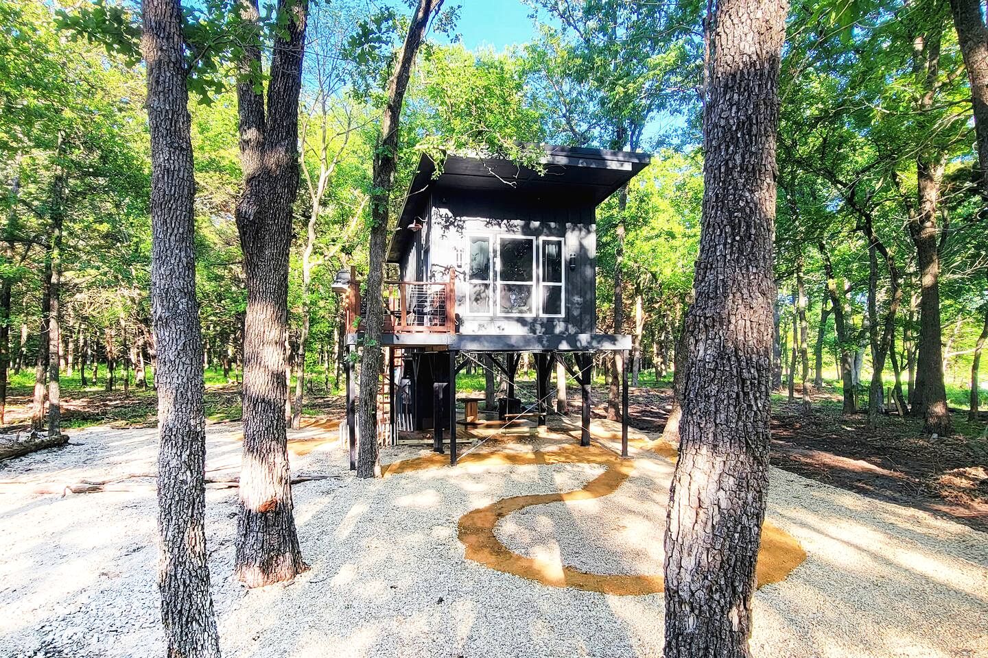 Beautiful Modern Tree House Cabin Surrounded by Trees for a Peaceful Romantic Getaway near Lone Oak, Texas