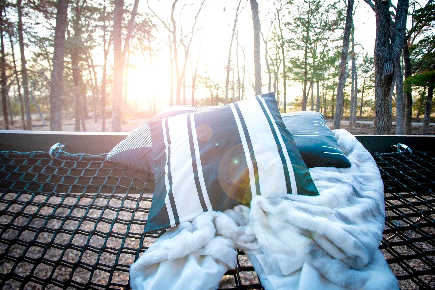 Beautiful Modern Tree House Cabin Surrounded by Trees for a Peaceful Romantic Getaway near Lone Oak, Texas