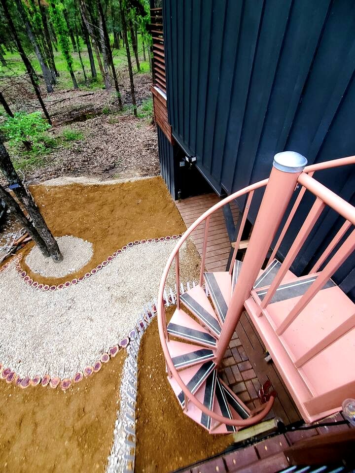 Beautiful Modern Tree House Cabin Surrounded by Trees for a Peaceful Romantic Getaway near Lone Oak, Texas