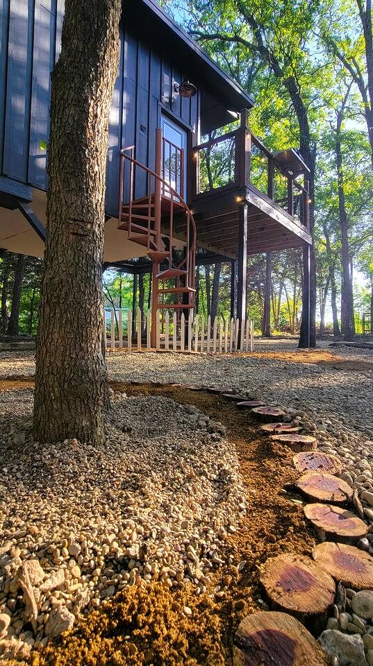Beautiful Modern Tree House Cabin Surrounded by Trees for a Peaceful Romantic Getaway near Lone Oak, Texas