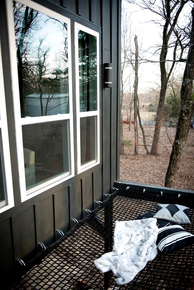 Beautiful Modern Tree House Cabin Surrounded by Trees for a Peaceful Romantic Getaway near Lone Oak, Texas