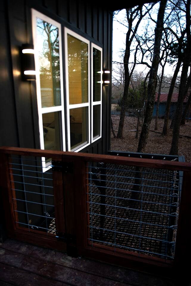 Beautiful Modern Tree House Cabin Surrounded by Trees for a Peaceful Romantic Getaway near Lone Oak, Texas