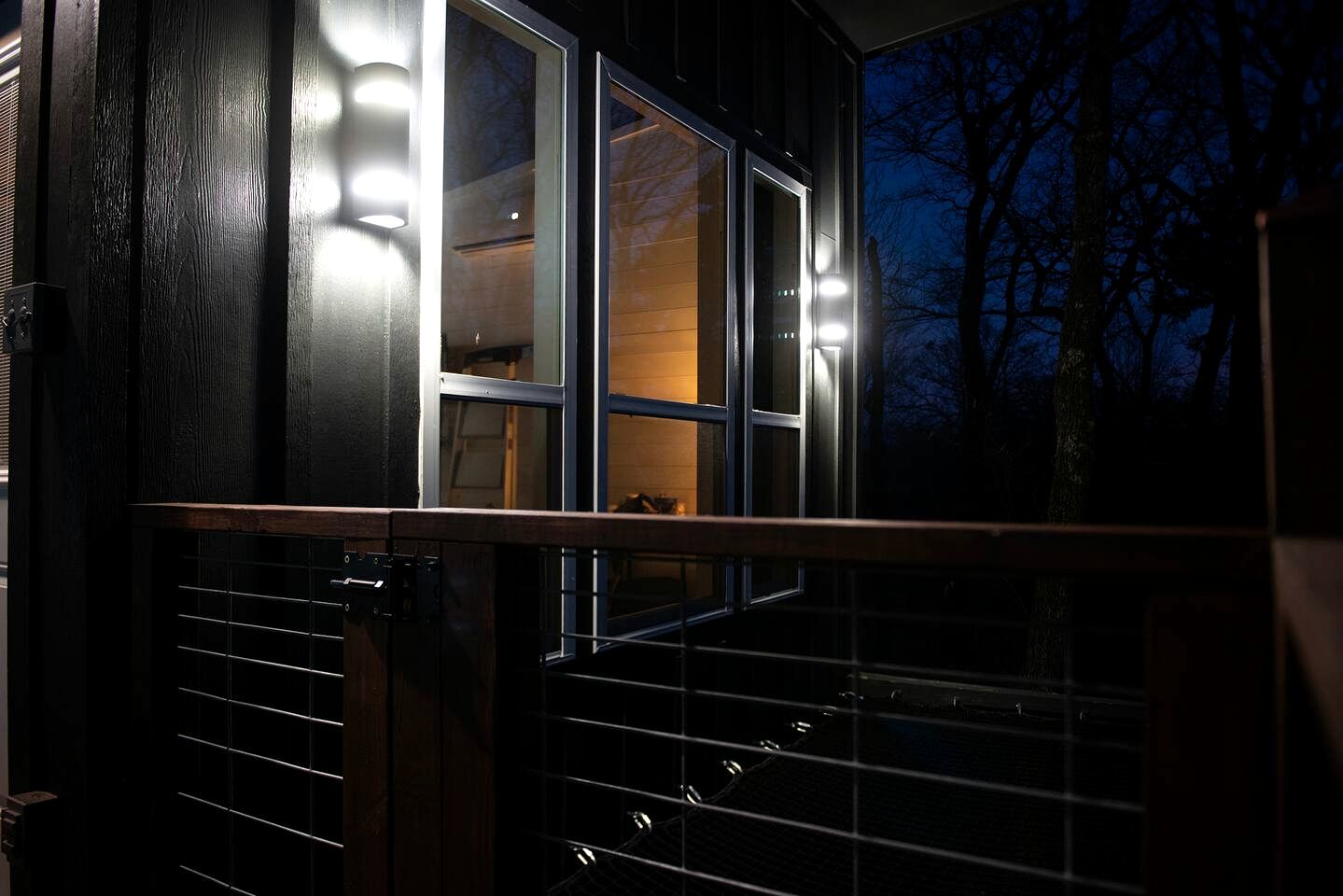 Beautiful Modern Tree House Cabin Surrounded by Trees for a Peaceful Romantic Getaway near Lone Oak, Texas