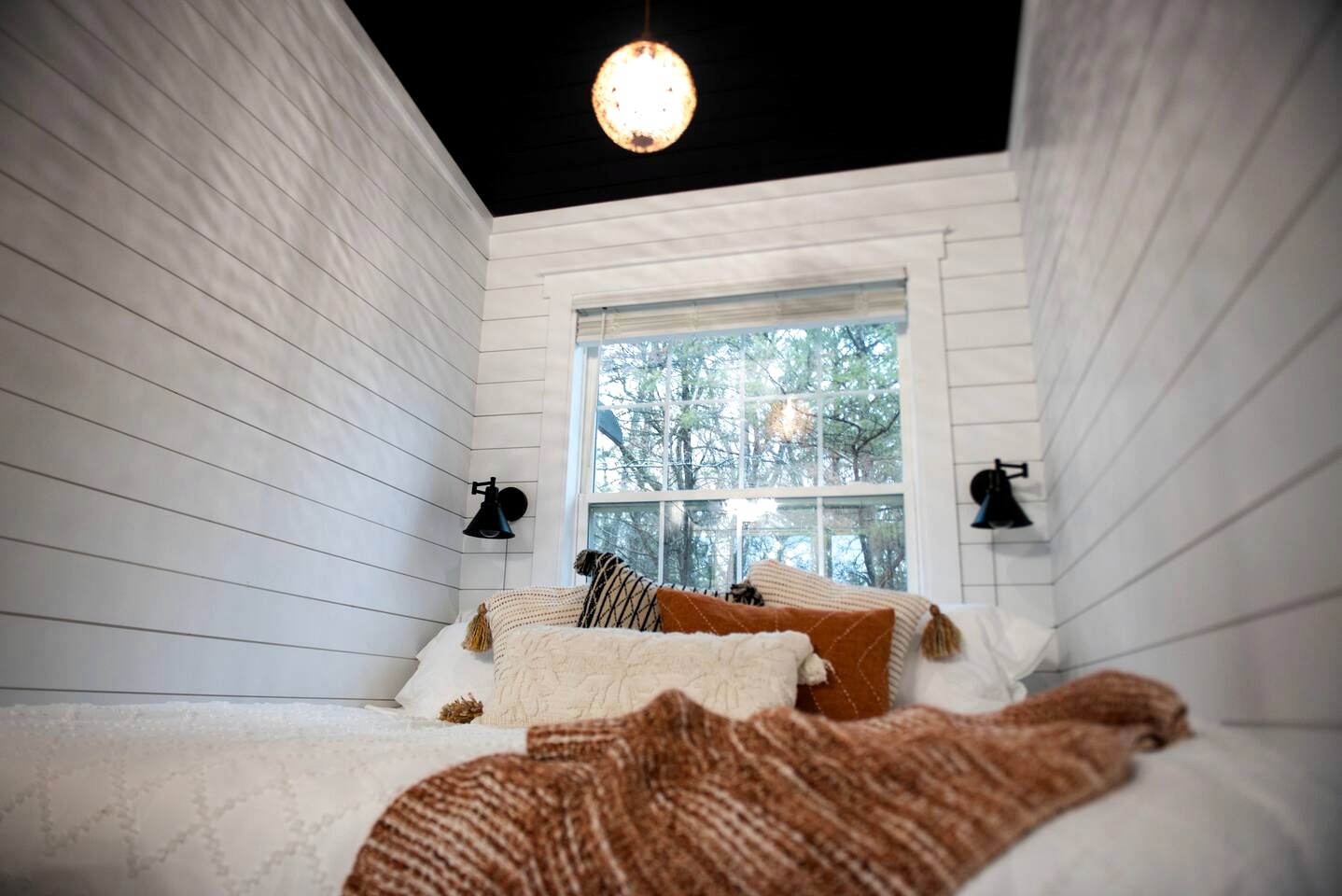 Beautiful Modern Tree House Cabin Surrounded by Trees for a Peaceful Romantic Getaway near Lone Oak, Texas