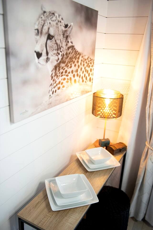 Beautiful Modern Tree House Cabin Surrounded by Trees for a Peaceful Romantic Getaway near Lone Oak, Texas