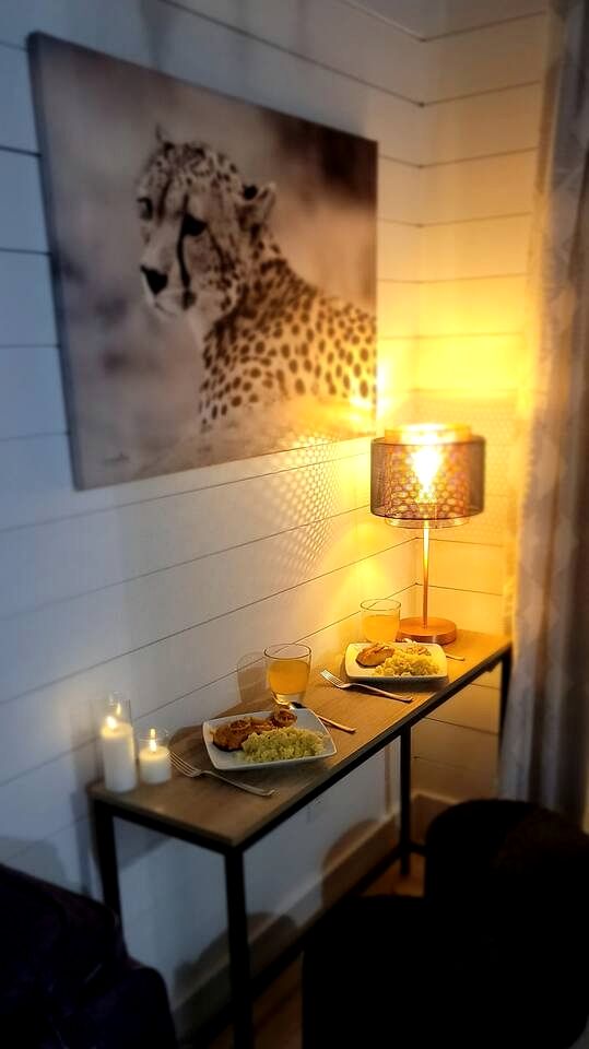 Beautiful Modern Tree House Cabin Surrounded by Trees for a Peaceful Romantic Getaway near Lone Oak, Texas