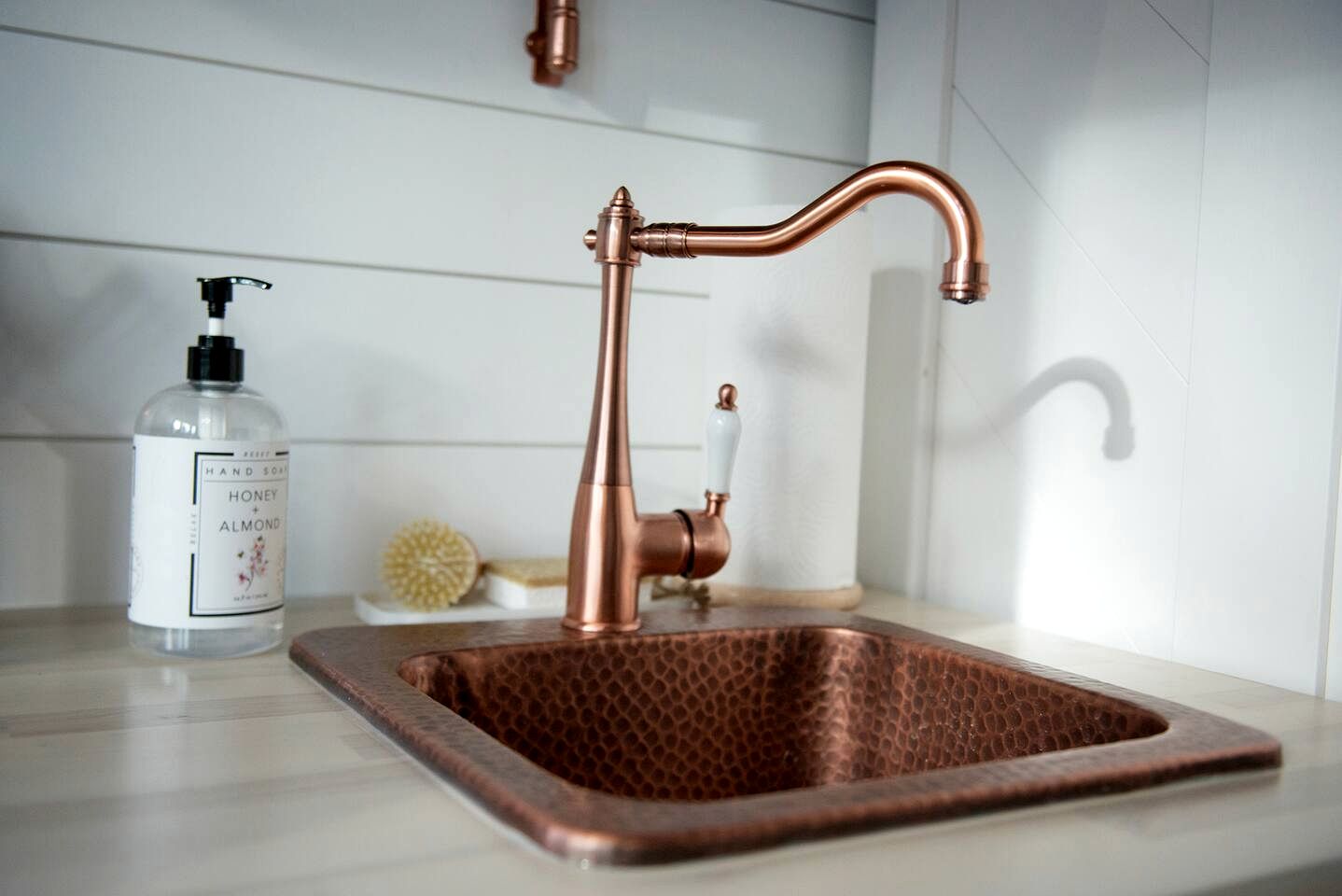 Beautiful Modern Tree House Cabin Surrounded by Trees for a Peaceful Romantic Getaway near Lone Oak, Texas