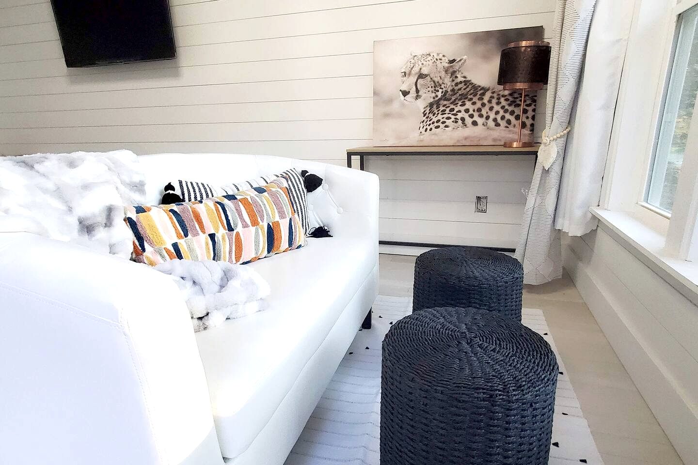 Beautiful Modern Tree House Cabin Surrounded by Trees for a Peaceful Romantic Getaway near Lone Oak, Texas