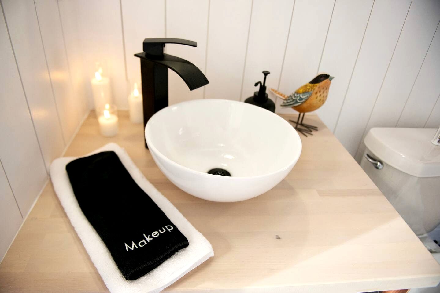 Beautiful Modern Tree House Cabin Surrounded by Trees for a Peaceful Romantic Getaway near Lone Oak, Texas