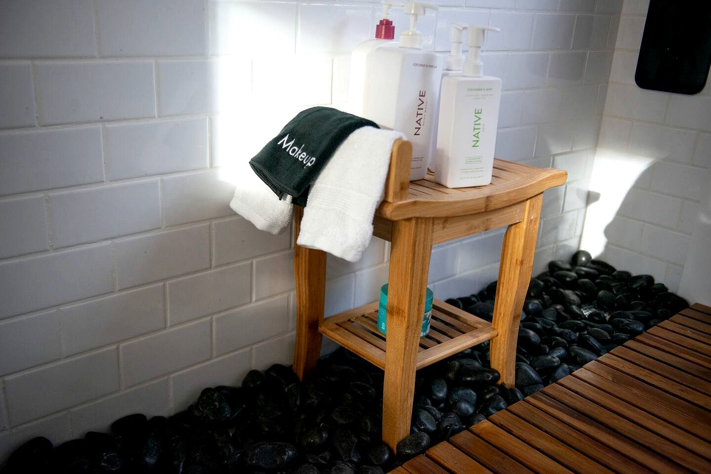 Beautiful Modern Tree House Cabin Surrounded by Trees for a Peaceful Romantic Getaway near Lone Oak, Texas